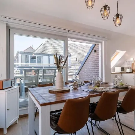 Huswell - Centrally Located With Sunny Terrace Lejlighed