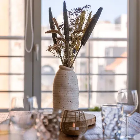 Huswell - Centrally Located With Sunny Terrace Lejlighed